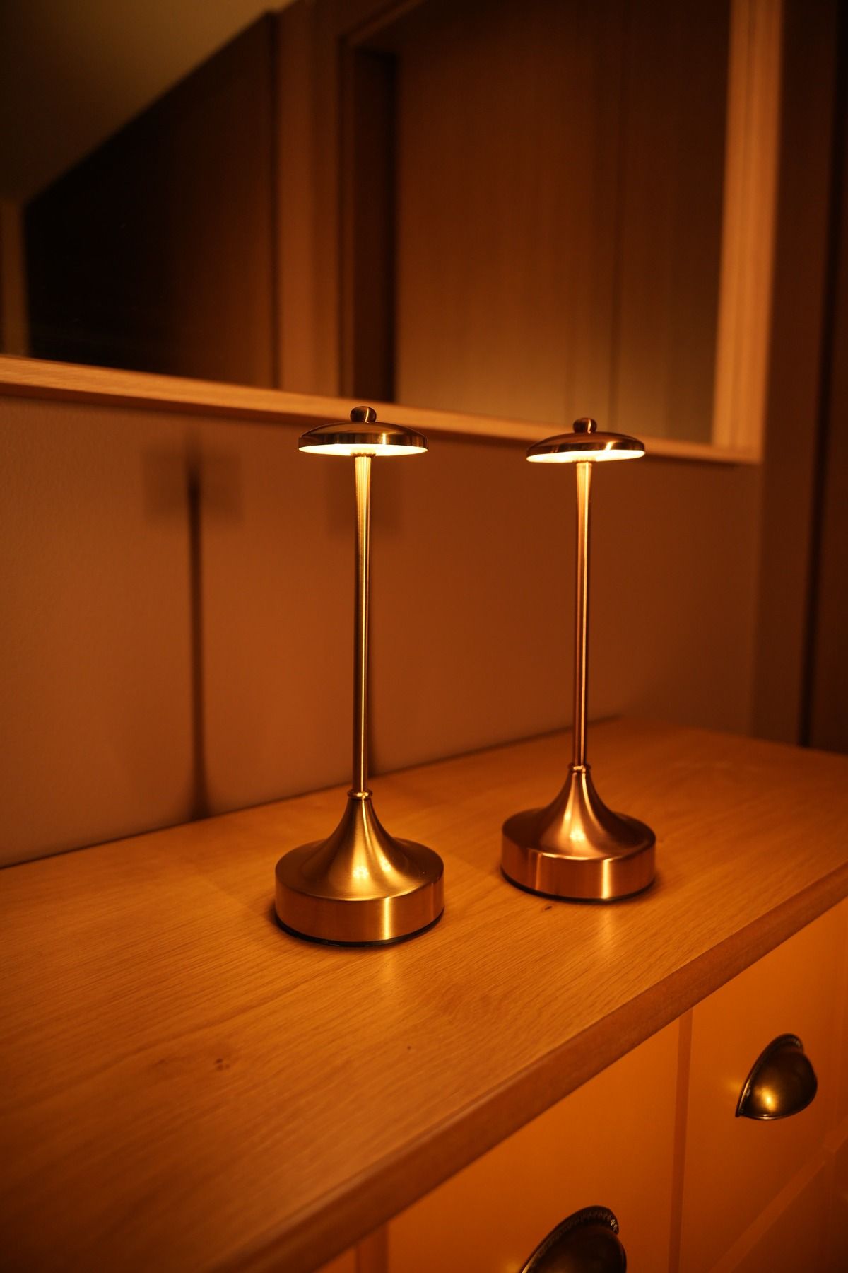 JUNIOR Masa Lambası – Minimalist ve Modern Tasarım!