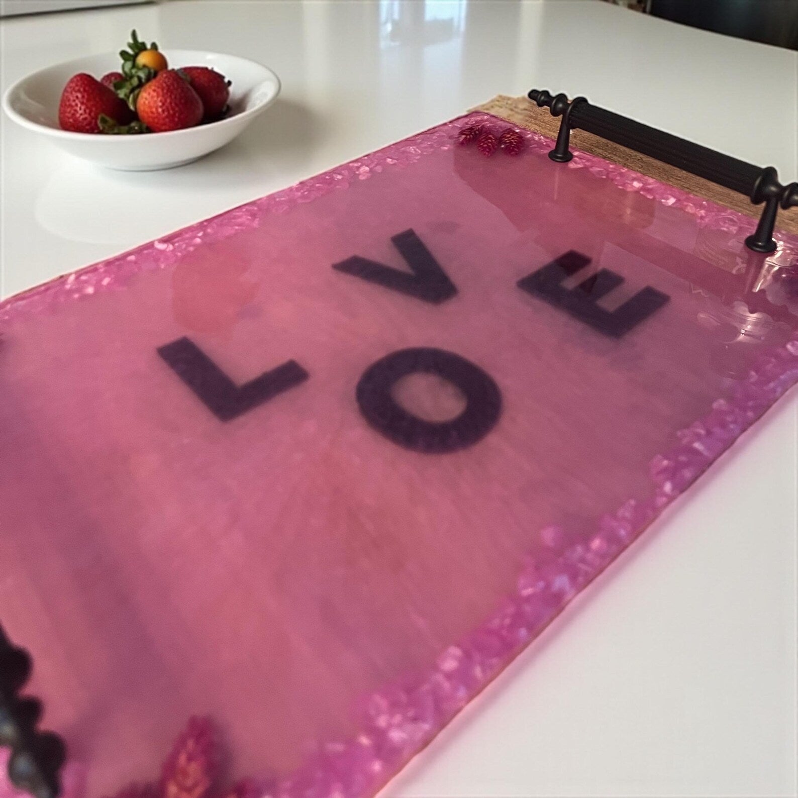 “Love” Yazılı Pembe Epoksi Sunum Tepsisi