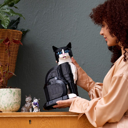 LEGO® Ideas Smokinli Kedi 21349 - Yetişkinler için Model Yapım Seti (1710 Parça)