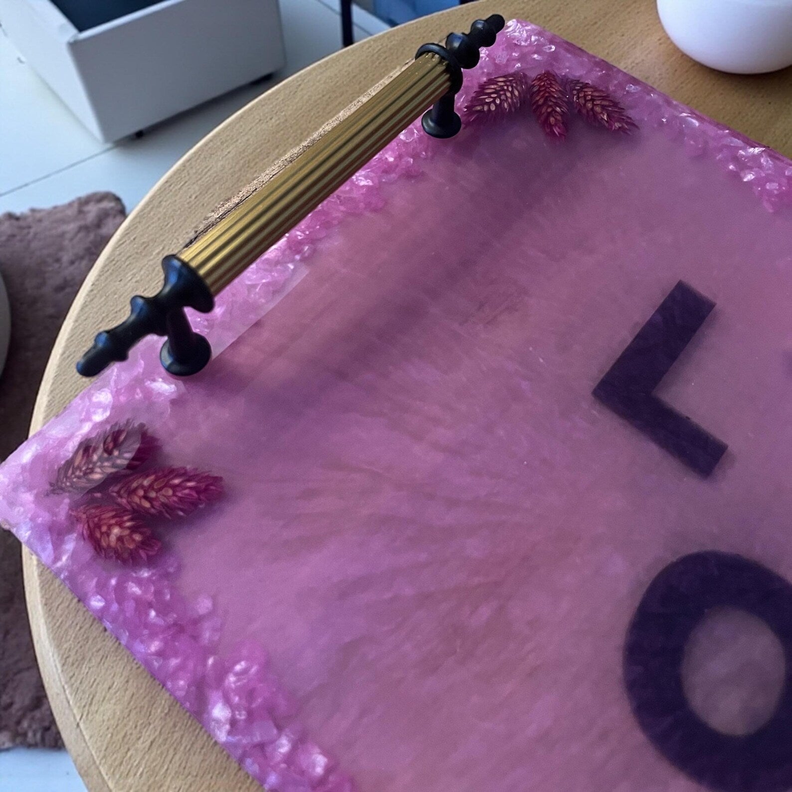 “Love” Yazılı Pembe Epoksi Sunum Tepsisi