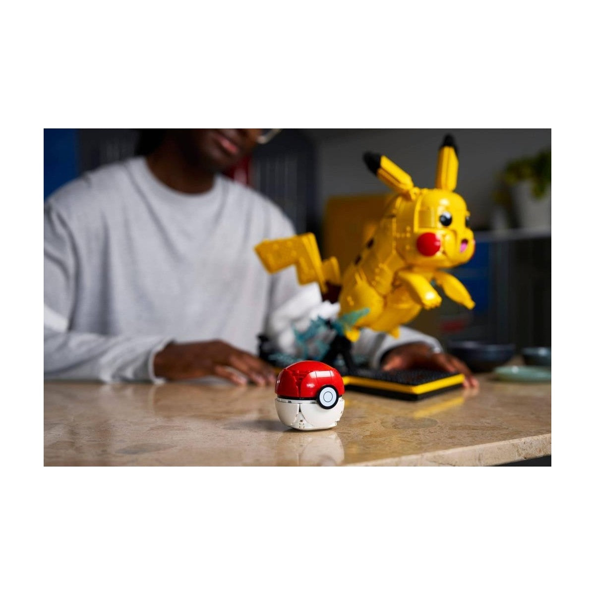 LEGO® Pokémon™ Pikachu ve Poké Topu 72152 - Yetişkinler için Duruşu Ayarlanabilir Figür İçeren Video Oyunu Modeli Yapım Seti (2050 Parça)