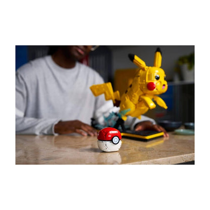 LEGO® Pokémon™ Pikachu ve Poké Topu 72152 - Yetişkinler için Duruşu Ayarlanabilir Figür İçeren Video Oyunu Modeli Yapım Seti (2050 Parça)