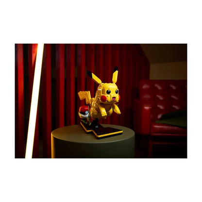 LEGO® Pokémon™ Pikachu ve Poké Topu 72152 - Yetişkinler için Duruşu Ayarlanabilir Figür İçeren Video Oyunu Modeli Yapım Seti (2050 Parça)